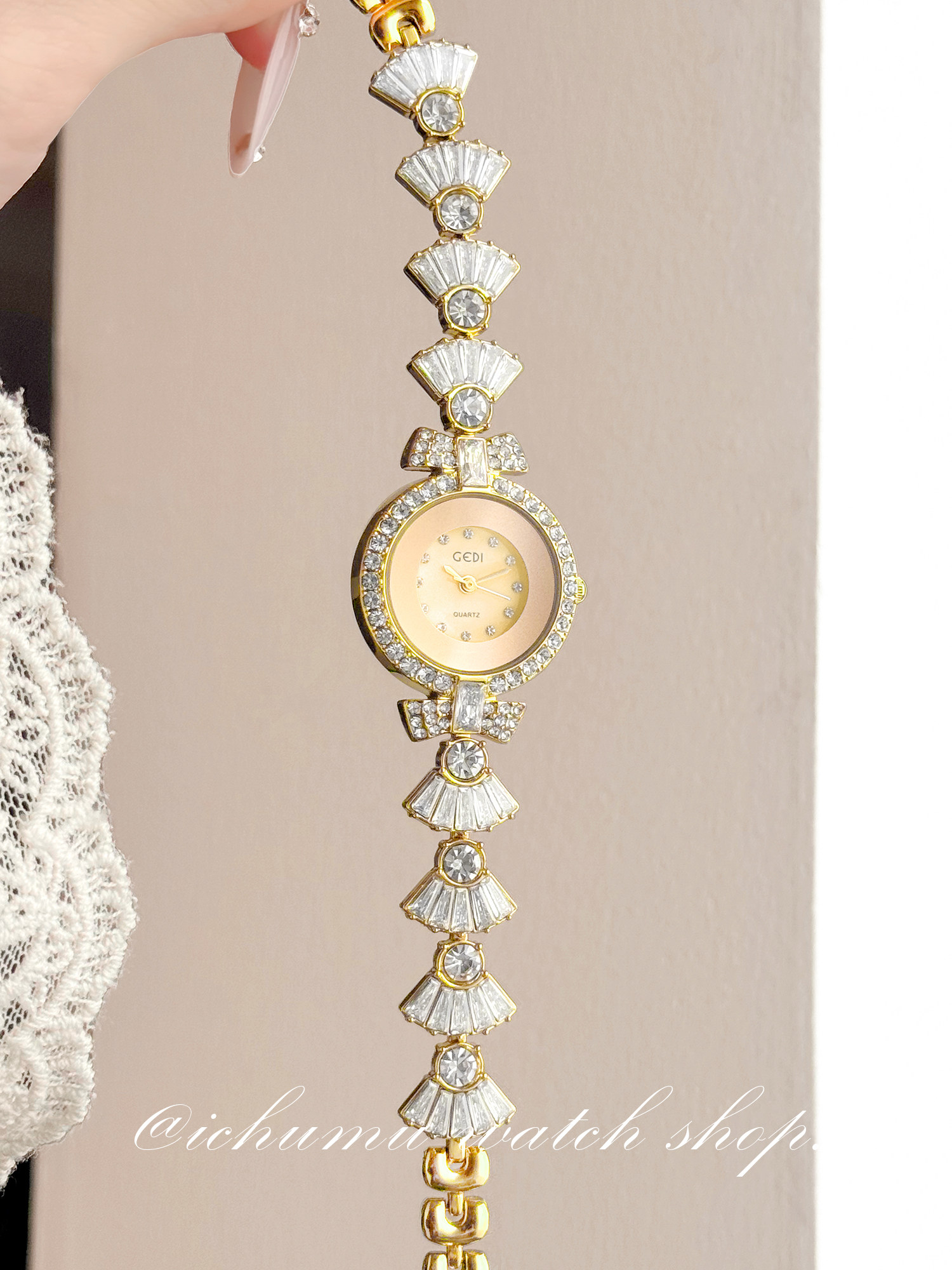 Luxury Watch Quartz - นาฬิกาข้อมือผู้หญิง Mermaid ดีไซน์หรูหรา ประดับเพชร สายแบบกำไล นาฬิกาควอตซ์