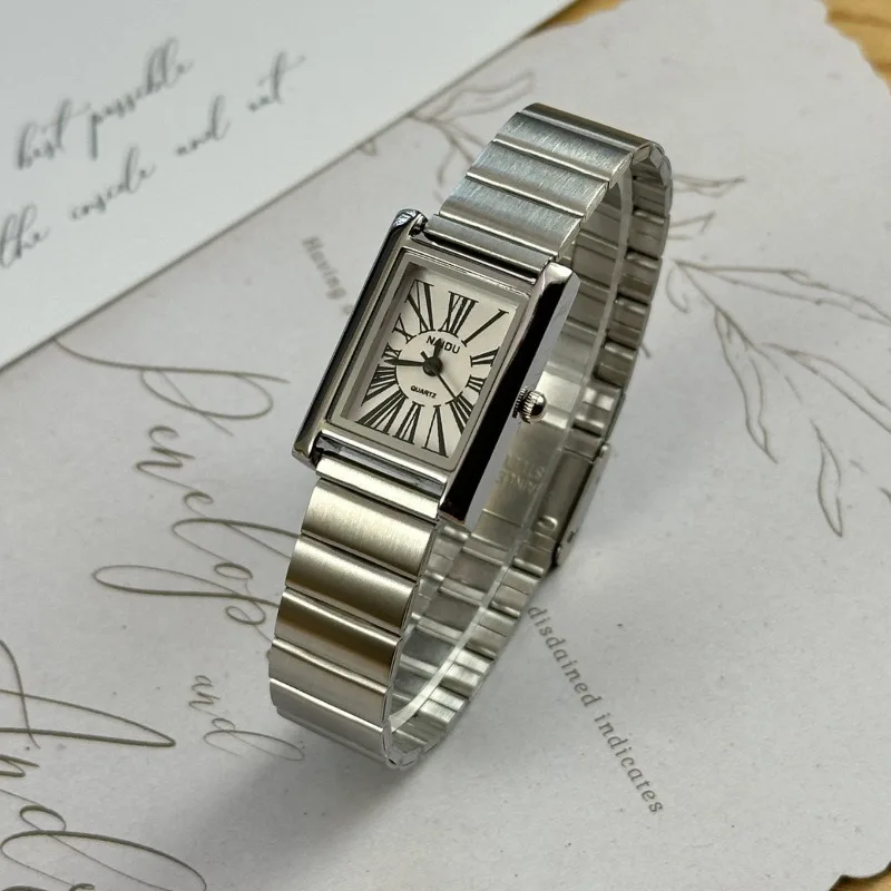 นาฬิกาข้อมือวินเทจสีทองขนาดเล็ - Luxury Watch Vintage บทวิจารณ์และราคา